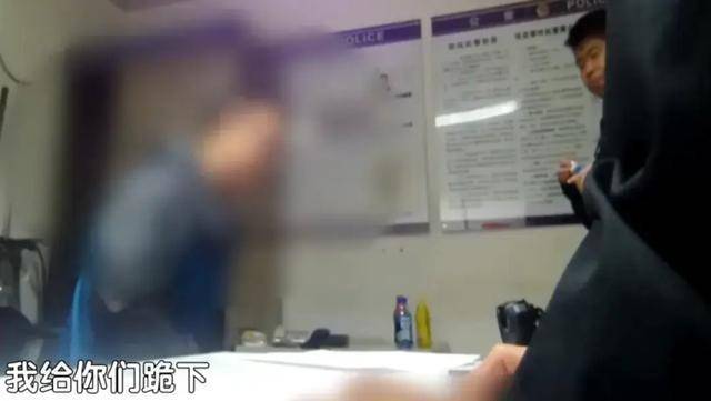 北京地铁一男子对女乘客下手，被抓后下跪求原谅……拘！