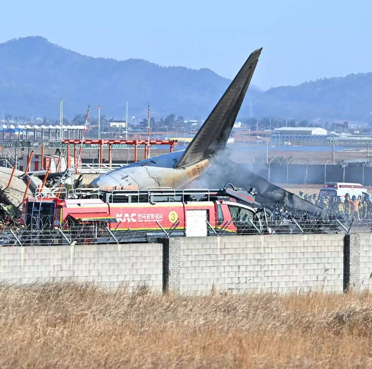 韩国客机起火事故细节：起落架无法正常展开，腹部着陆降速不足