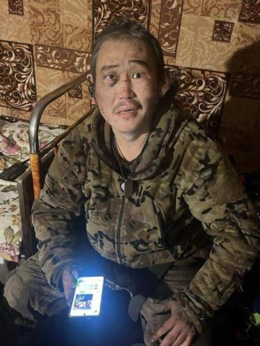 贴脸肉搏战！俄黄种人士兵单刀闯敌营，看见乌军直接上嘴咬