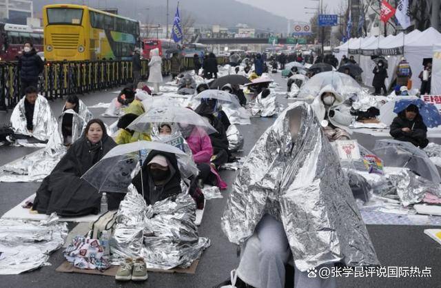 韩国军警相互开火，百姓做好牺牲准备，尹锡悦却坐着车悄悄跑路了